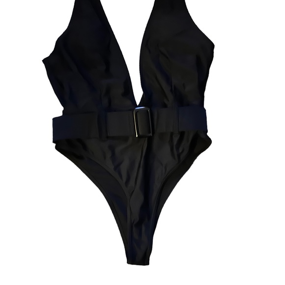 Very daring deep plunging swimsuit - Picture 3 of 5